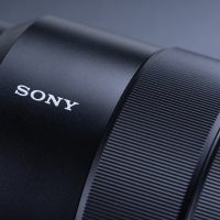 约炮app在线主编陈叙在办公桌前审阅同城交友应用使用流程整理稿的侧脸特写
